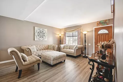 Living - 521 Ivory Ln, Bartlett, IL 60103 photo 1 of 3