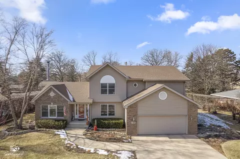 735 Meadow Wood Dr, Joliet, IL 60431