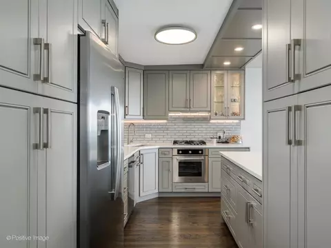 Kitchen - 400 E Randolph St #3715, Chicago, IL 60601 photo 2 of 5