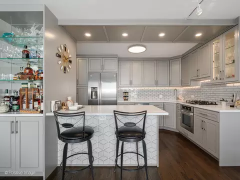 Kitchen - 400 E Randolph St #3715, Chicago, IL 60601 photo 4 of 5
