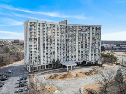 40 N Tower Rd #2F, Oak Brook, IL 60523