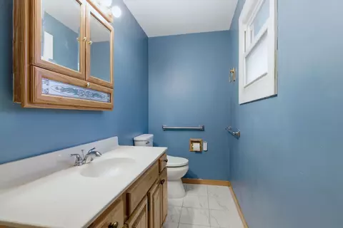 Bath - 136 Mckinstry Dr, Elgin, IL 60123 photo 1 of 4