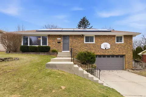 136 Mckinstry Dr, Elgin, IL 60123