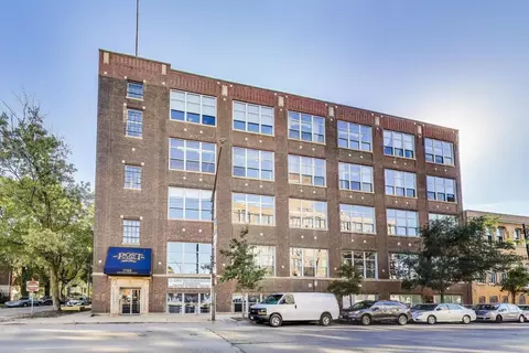 1733 W Irving Park Rd #215, Chicago, IL 60613