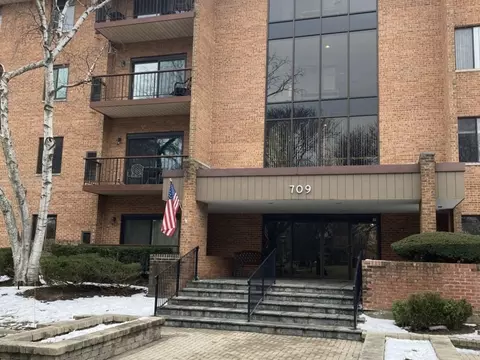 709 79th St #408, Darien, IL 60561