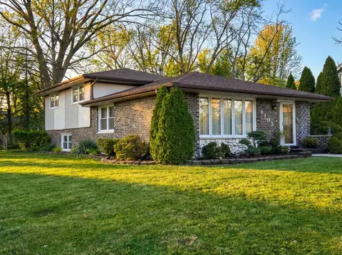 8103 Gladys Ln, Palos Hills, IL 60465
