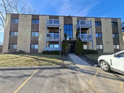 664 Pinecrest Dr #302, Prospect Heights, IL 60070