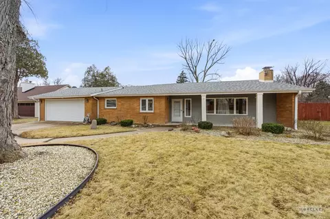 925 Lindenwood Dr, Aurora, IL 60506