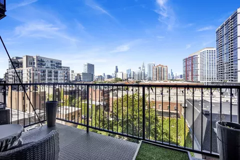 Exterior - 320 E 21st St #504, Chicago, IL 60616 photo 1 of 2