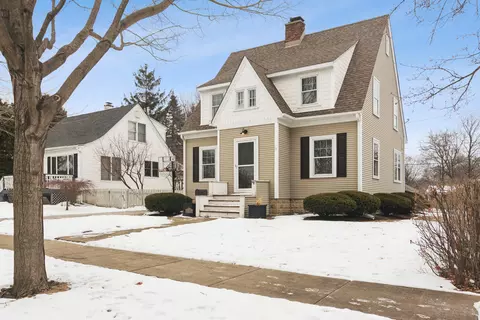 131 Walton St, Barrington, IL 60010