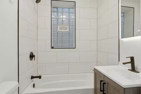Bath - 4444 S Campbell Ave, Chicago, IL 60632 photo 1 of 4