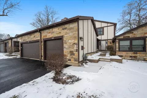 63 White Oak Cir #63, Saint Charles, IL 60174