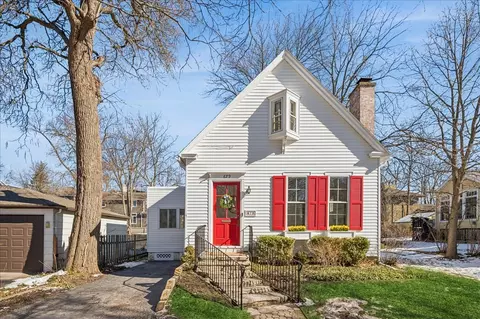 679 Bluff St, Glencoe, IL 60022