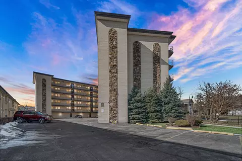 4572 N Milwaukee Ave #5H, Chicago, IL 60630