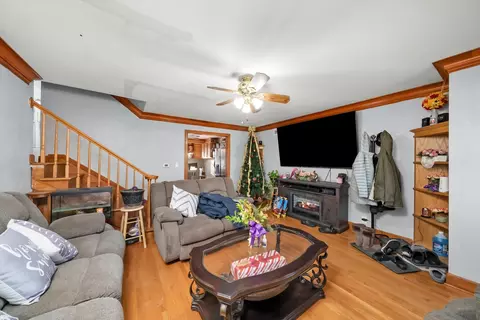 Living - 5350 S 73rd Ave, Summit, IL 60501 photo 2 of 3