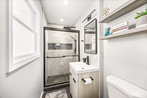 Bath - 764 Scott Dr, Elgin, IL 60123 photo 2 of 3