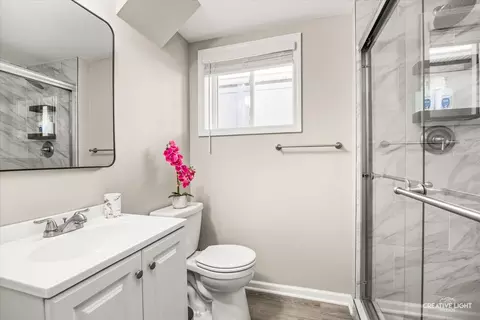 Bath - 764 Scott Dr, Elgin, IL 60123 photo 3 of 3