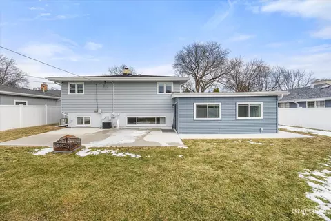 Exterior - 764 Scott Dr, Elgin, IL 60123 photo 4 of 6