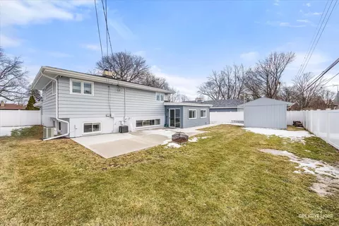 Exterior - 764 Scott Dr, Elgin, IL 60123 photo 5 of 6