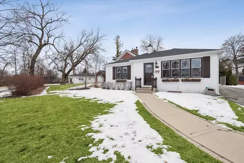 689 E Illinois Rd, Lake Forest, IL 60045