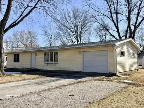 302 W Oak St, Heyworth, IL 61745