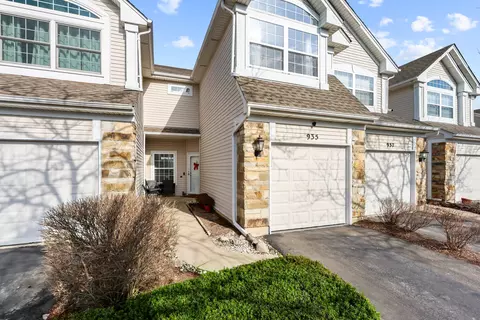 935 Viewpoint Dr, Lake In The Hills, IL 60156