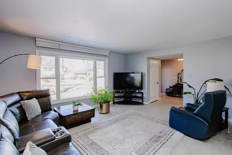 1095 Lancaster Ct, Hoffman Estates, IL 60169 photo 4