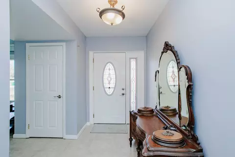 1095 Lancaster Ct, Hoffman Estates, IL 60169 photo 2
