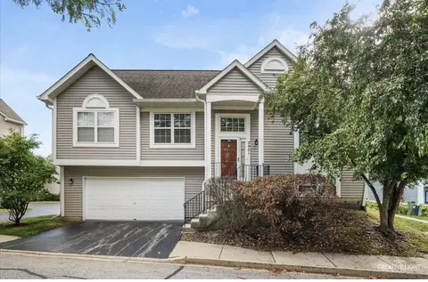 2901 Shelly Ln, Aurora, IL 60504