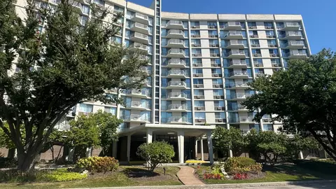 20 N Tower Rd #12E, Oak Brook, IL 60523