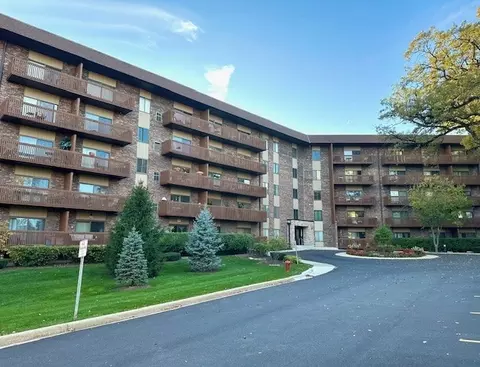 120 Lakeview Dr #109, Bloomingdale, IL 60108