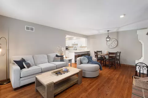 2062 Creekside Dr, Wheaton, IL 60189 photo 9