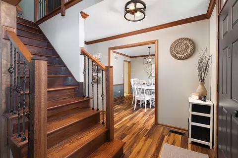 2062 Creekside Dr, Wheaton, IL 60189 photo 4