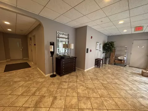 Entry Way - 1378 Perry St #412, Des Plaines, IL 60016 photo 2 of 4