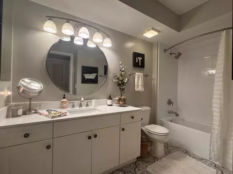 Bath - 1378 Perry St #412, Des Plaines, IL 60016 photo 1 of 5