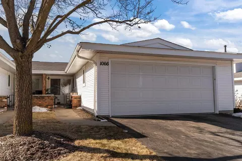 1066 Mohegan Ln, Schaumburg, IL 60193
