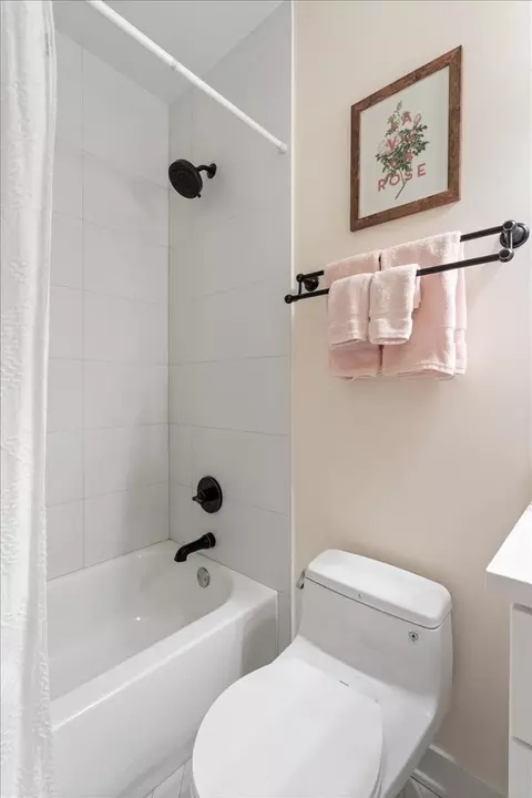 Bath - Undisclosed, Chicago, IL 60654 photo 2 of 2