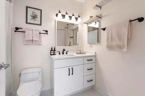 Bath - Undisclosed, Chicago, IL 60654 photo 1 of 2