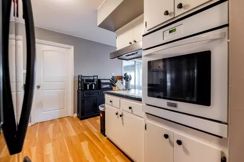Kitchen - 7712 S Oketo Ave, Bridgeview, IL 60455 photo 4 of 5