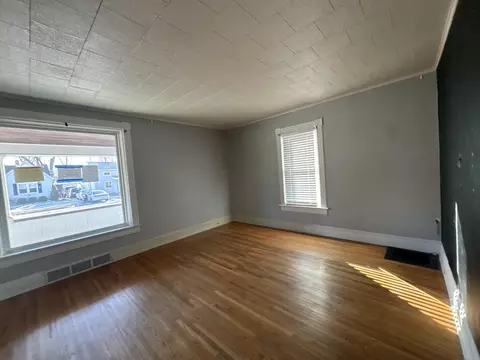 Living - 522 E Superior St, Ottawa, IL 61350 photo 2 of 3