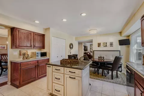 Kitchen - 3881 Bordeaux Dr, Hoffman Estates, IL 60192 photo 1 of 5