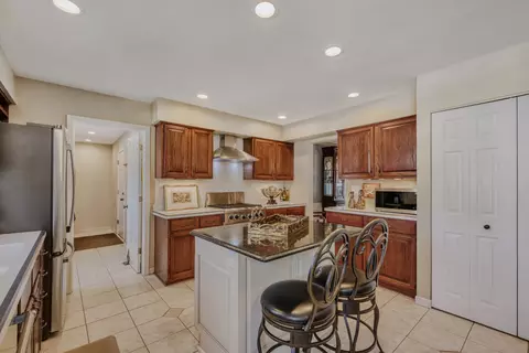 Kitchen - 3881 Bordeaux Dr, Hoffman Estates, IL 60192 photo 2 of 5
