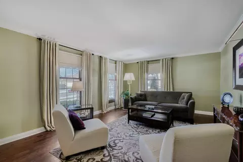 Living - 3881 Bordeaux Dr, Hoffman Estates, IL 60192 photo 3 of 6