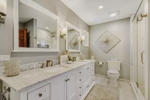 Bath - 3881 Bordeaux Dr, Hoffman Estates, IL 60192 photo 3 of 5