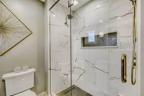 Bath - 3881 Bordeaux Dr, Hoffman Estates, IL 60192 photo 2 of 5