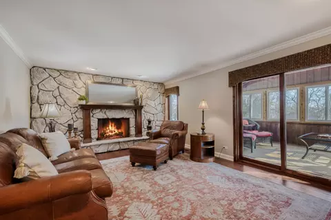 Living - 3881 Bordeaux Dr, Hoffman Estates, IL 60192 photo 4 of 6