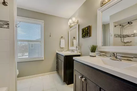 Bath - 3881 Bordeaux Dr, Hoffman Estates, IL 60192 photo 4 of 5