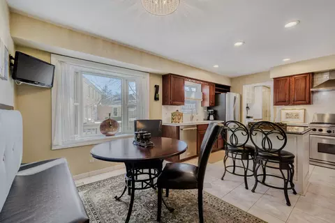 Kitchen - 3881 Bordeaux Dr, Hoffman Estates, IL 60192 photo 4 of 5