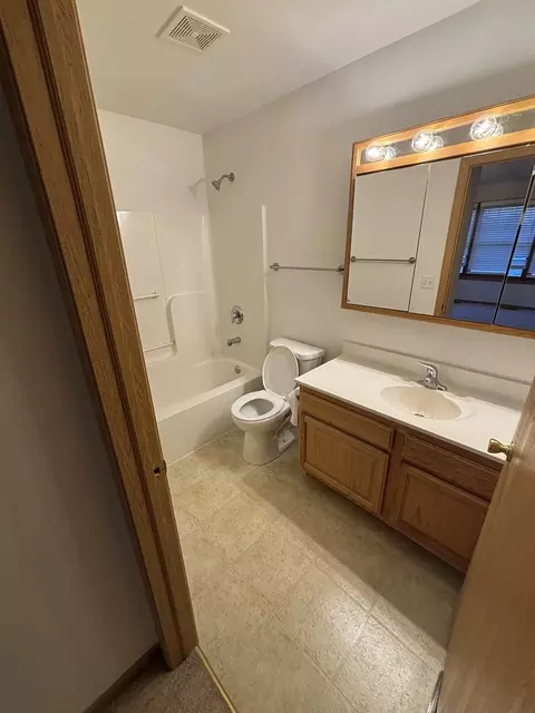 Bath - 5837 Fieldstone Trl, Mchenry, IL 60050 photo 1 of 2