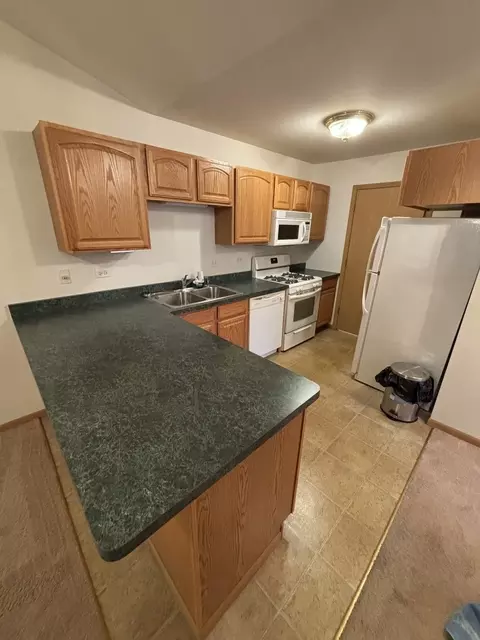 Kitchen - 5837 Fieldstone Trl, Mchenry, IL 60050 photo 2 of 2